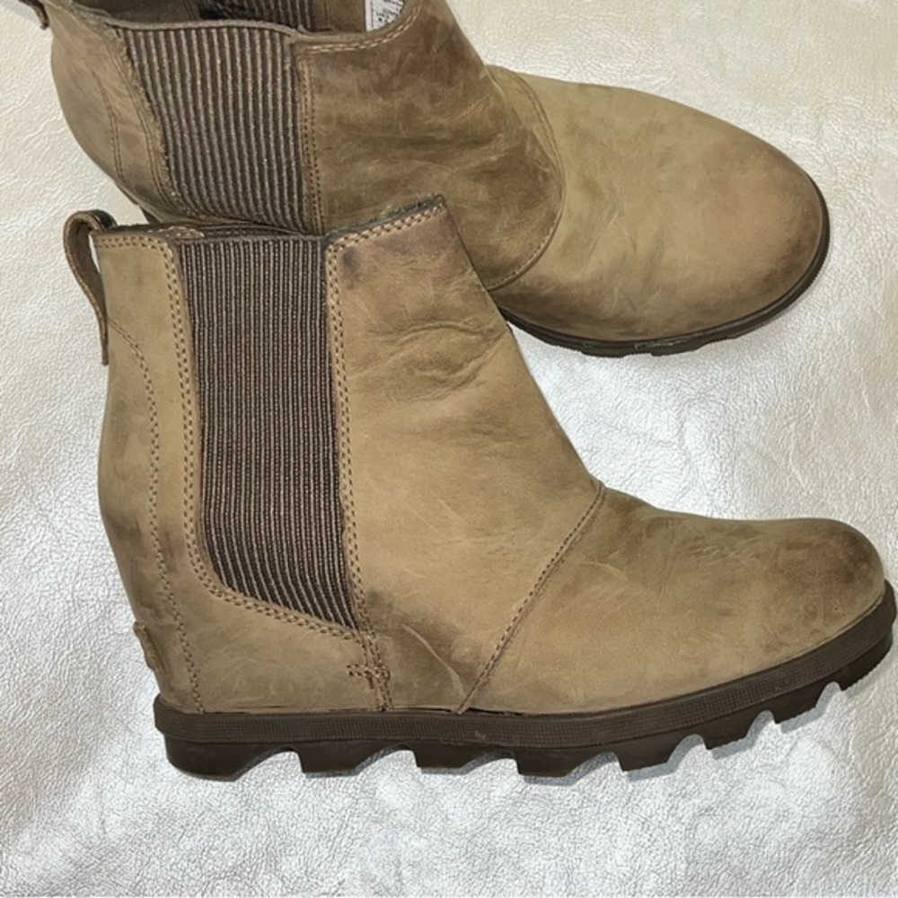 Sorel Joan of Arctic II Chelsea Booties. 8.5